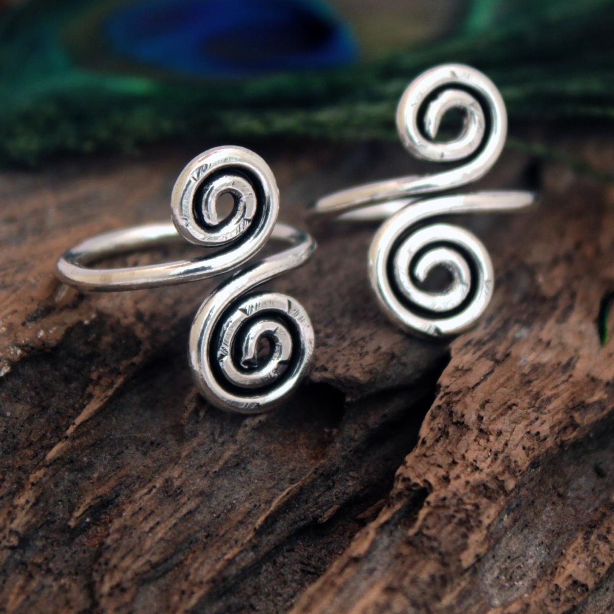 Curvy Oxidised Silver Toe Ring | Buy silver Toe Rings online at rinayra.com