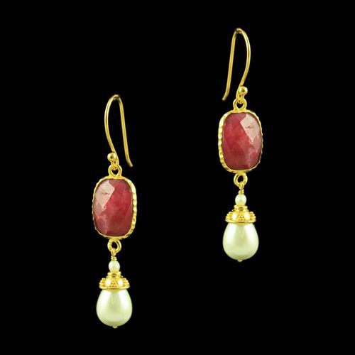 GOLD PLATED HANGING EARRINGS WITH ONYX AND PEARLS