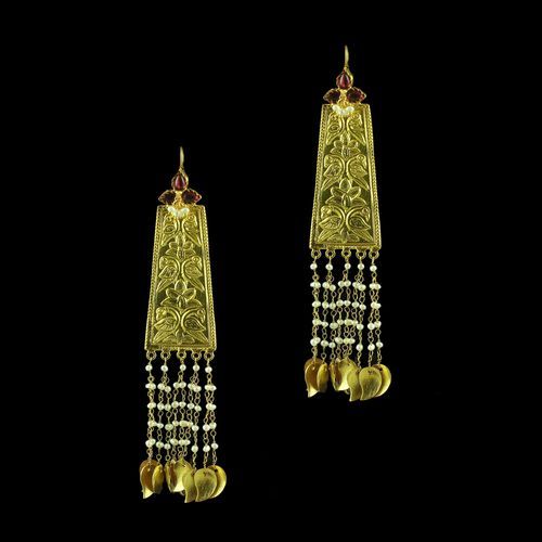 GOLD PLATED ONYX AND PEARL HANGING EARRINGS