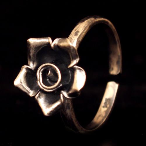 OXIDIZED SILVER FLORAL RING